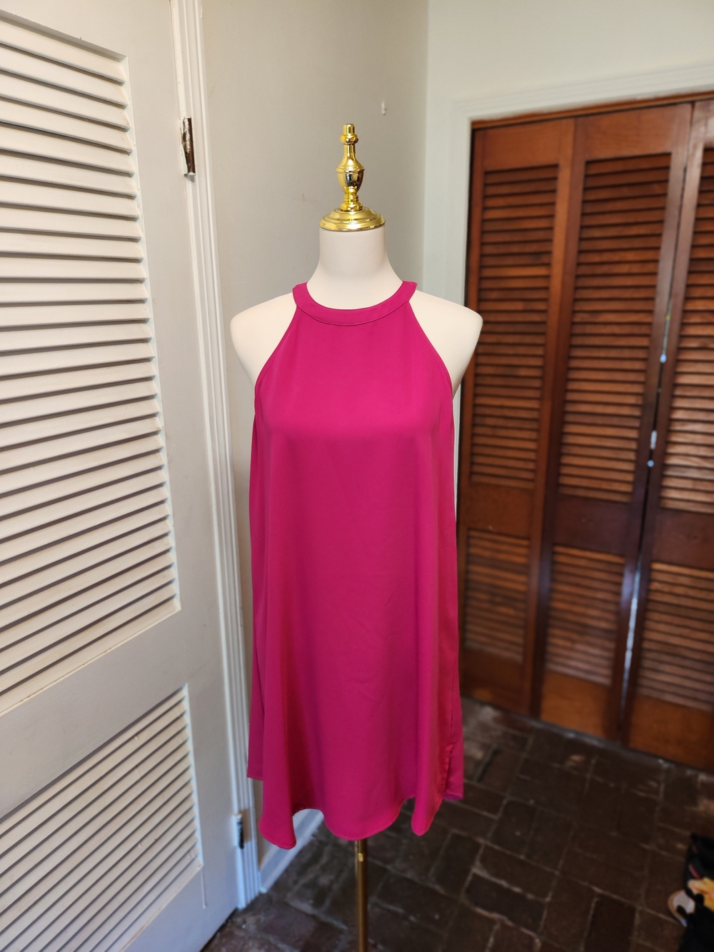 Chic Sleeveless High-Neck Shift Dress in Fuchsia